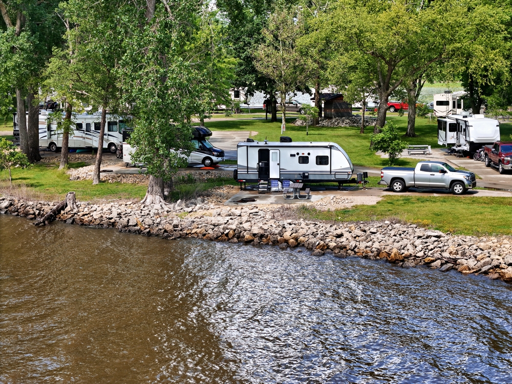 Travel,trailers,camping,by,the,mississippi,river,in,illinois